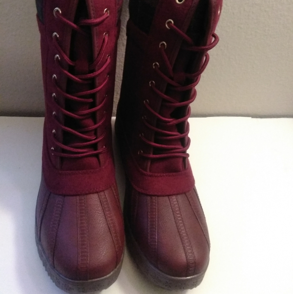 Women lace up Duck Boot